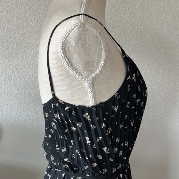 H&M floral pleated dress - Picture 4 of 7